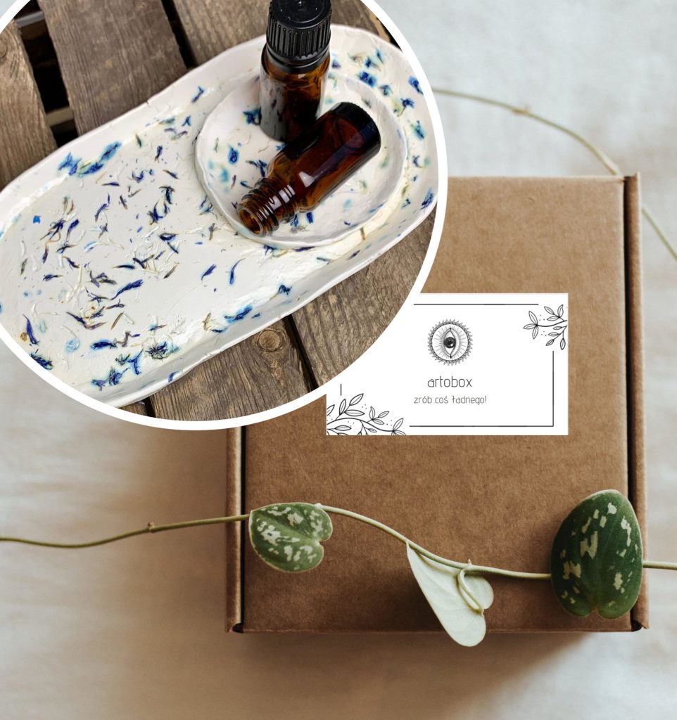 Artobox – gliniana podstawka z zatopionymi płatkami kwiatów