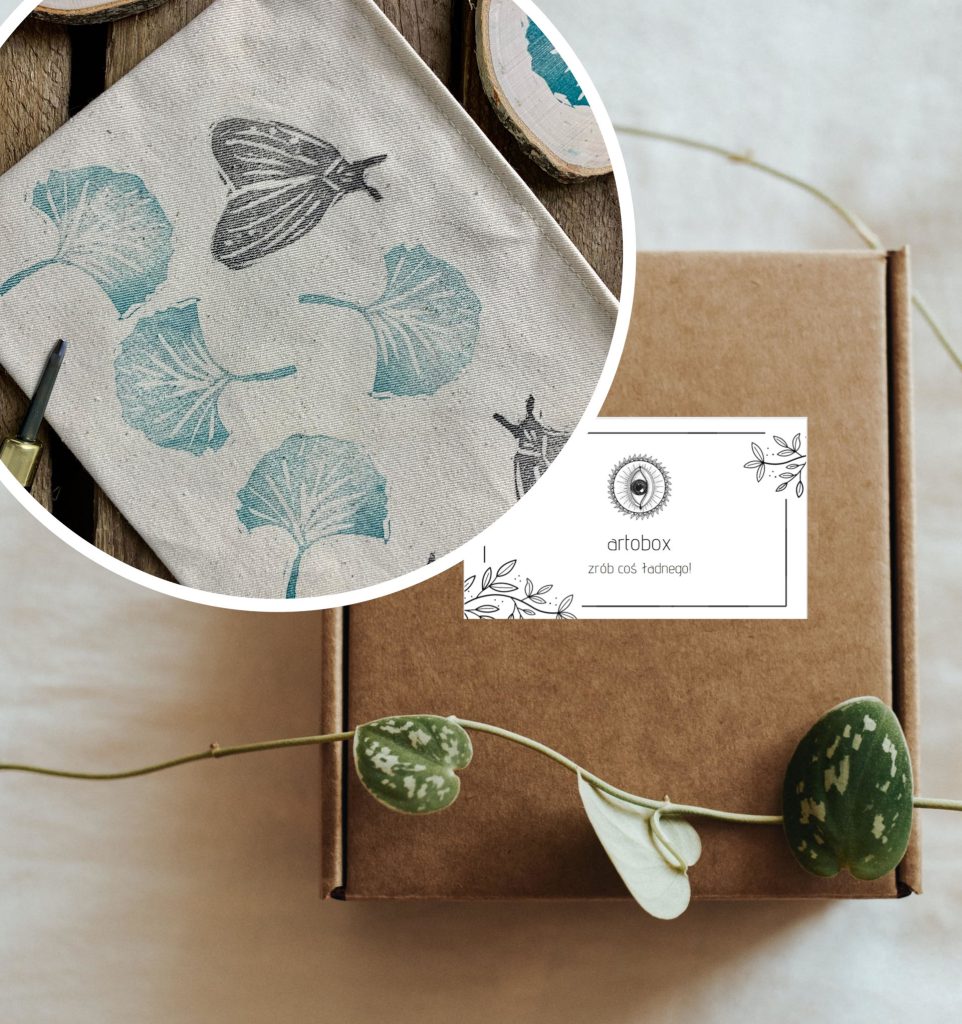Artobox – stemple metodą linorytu na płóciennej kosmetyczce
